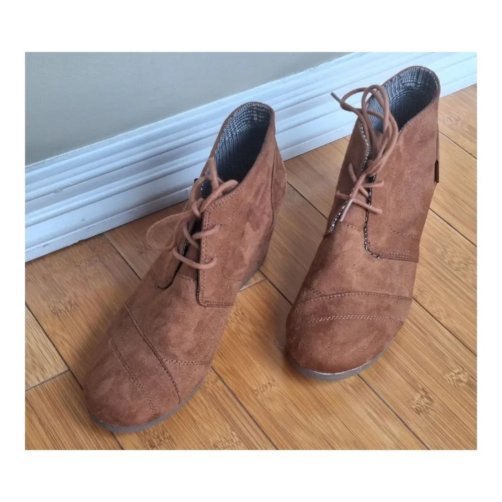 Bongo Josie Lace-Up Desert Wedge Ankle Boots Womans Booties 10M Vegan Suede Rust